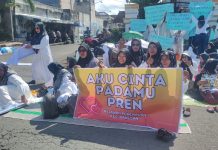 Ratusan Warga Gelar Istighotsah di Depan DPRD Ponorogo, Doakan Bupati Nonaktif Sugiri Sancoko