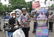 Pengendara Kaget Dikira Ditilang, Malah Dapat Bunga saat Operasi Zebra Semeru 2025 di Magetan
