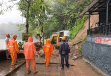 Jelang Labuhan, Longsor Tutup Jalan Lingkar Telaga Sarangan