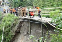 Plt Bupati Ponorogo Tinjau Jembatan Wagir Lor yang Nyaris Putus, Pemkab Bangun Jembatan Sementara