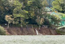 Bibir Jalan Lingkar Telaga Sarangan Longsor 70 Meter, Tiga Wisatawan Tercebur