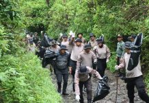 Polisi Bersihkan Jalur Pendakian Gunung Lawu dari Sampah Pendaki