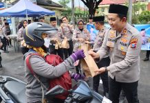 Hari Pertama Ramadan, Polres Magetan Langsung Bagi Takjil ke Pengguna Jalan