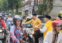 DPD Golkar Magetan Bagi Takjil Gratis Bersama Ali Mufthi