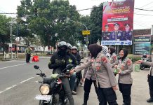 Senyum Polwan di Depan Mako, Polwan Magetan Dekatkan Diri Lewat Aksi Takjil