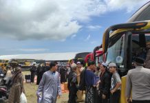 Pastikan 4.000 Santri Mudik Aman, Polres Magetan Ramp Check Puluhan Bus di Al-Fatah Temboro