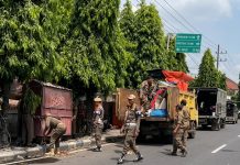 Satpol PP Ponorogo Bongkar Ratusan Lapak Bandel di Trotoar