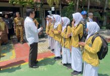 Wamen Bappenas Tinjau Gasing di Magetan, Siswa Diajak Taklukkan Matematika
