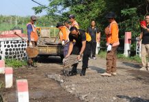 Polres Magetan Rawat Jembatan Merah Putih Presisi di Mangge
