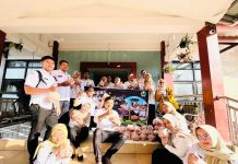 Jalankan Instruksi Bupati, ASN Bakesbangpol Magetan Borong Telur Peternak Lokal