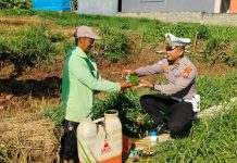 Polisi Turun ke Sawah dan Pangkalan Becak, Aksi Satlantas Magetan Ini Bikin Warga Tersenyum