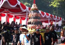 Buceng Ikan Nila dan Durian Jadi Rebutan di Larungan Telaga Ngebel