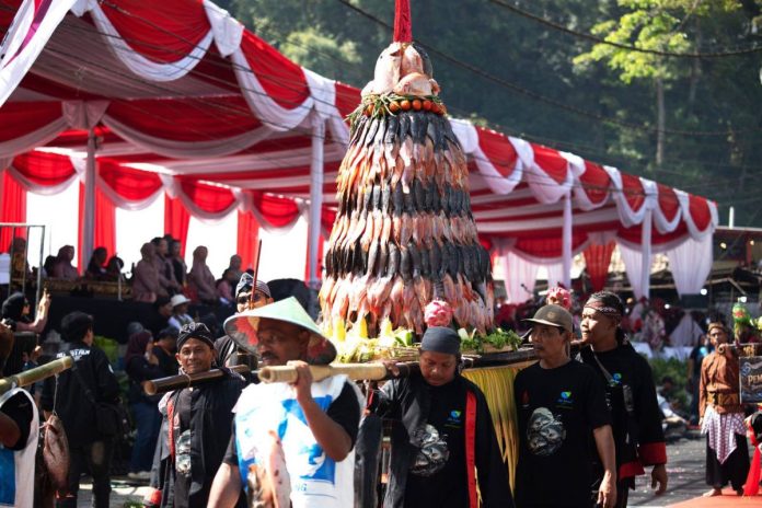 Buceng-Durian-Ikan-Segar-dan-Buah-2-Kuintal-Semarakkan-Larungan-Telaga-Ngebel-3-1200x800