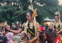 Pesona 12 Srikandi Berkuda SMAZAPO Warnai Kirab Budaya Ponorogo 2026