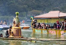 Buceng Agung Dilarung ke Tengah Telaga, Ribuan Orang Padati Ngebel Ponorogo