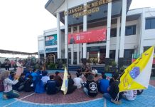 Puluhan Mahasiswa PMII Geruduk Kejari Ponorogo