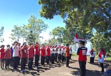 Forum Anak Kibarkan Merah Putih di Gunung Kendil