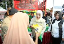 Khofifah Bawa Pasar Murah dan Bantuan Air Bersih ke Ponorogo
